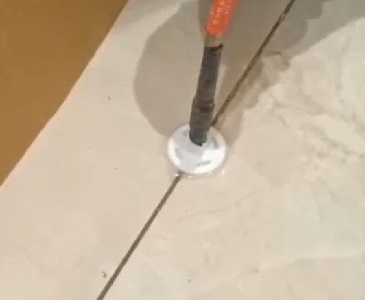 沙洋瓷砖空鼓维修公司专业解答瓷砖在铺贴过程中，如果没有涂抹均匀到位的粘结材料（如水泥砂浆或瓷砖胶），可能会导致以下问题