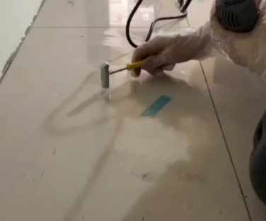 沙洋瓷砖开裂维修公司专业分享瓷砖在铺贴前如果没有沥干水分，将会导致以下问题